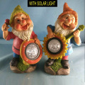 2 Asst Polyresin Zwerg mit Solar Licht Garten Gnome Dekoration